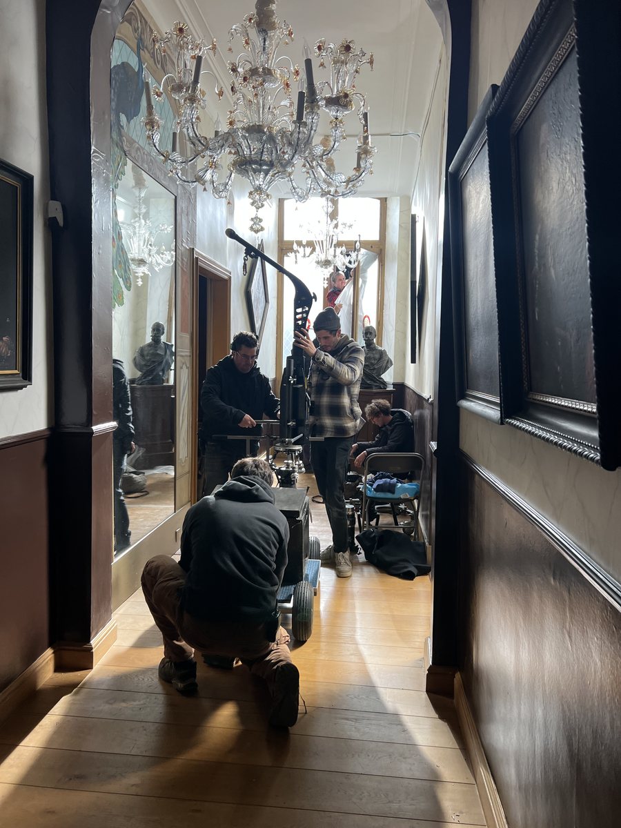 Coward : tournage dans le couloir du château